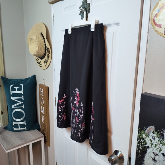 Vintage Michele Pleated Embroidered Floral Boho Black Midi Skirt Sz 10 - Picture 2 of 9